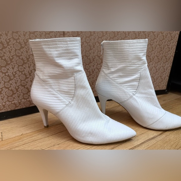 Free People “Willa” Heeled Vegan Leather White Textured Ankle Boots Size 8.5 - Picture 4 of 13
